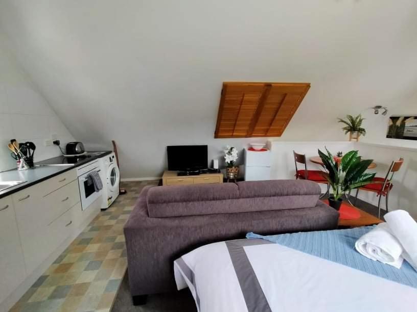 Studio On Golders - Two Minutes To The Lake And Quick Drive To Town! Taupo Exterior photo