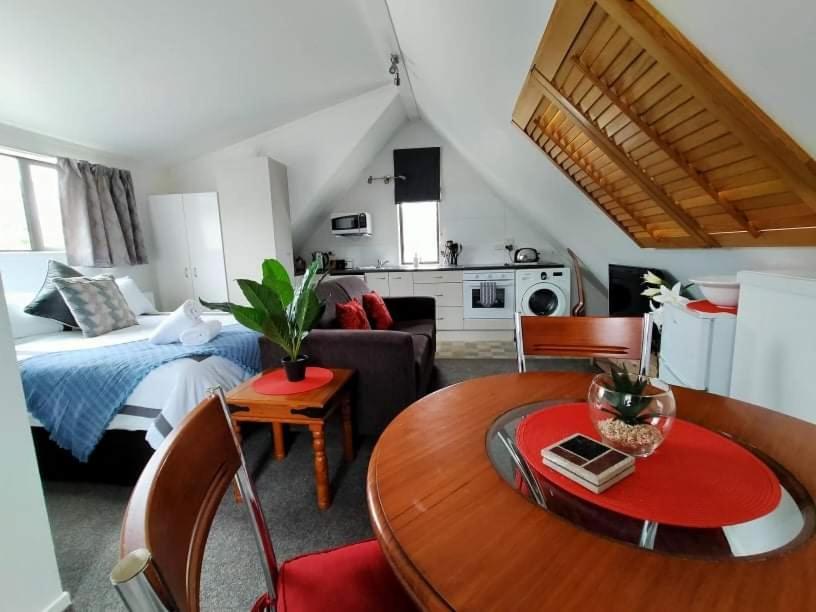 Studio On Golders - Two Minutes To The Lake And Quick Drive To Town! Taupo Exterior photo